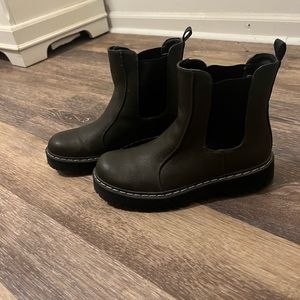 Sincerely Jules Chelsea Boots in Forest Green
